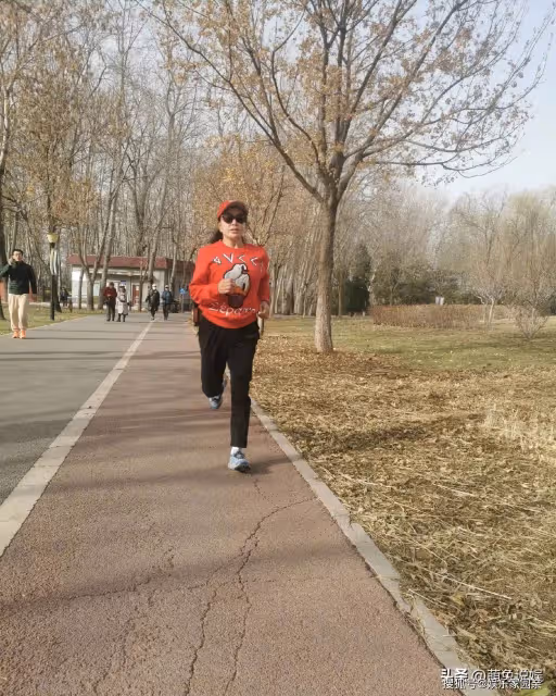 劉曉慶曬日常美照,扎倆麻花辮穿紅衣活力十足,74歲心態堪比少女
