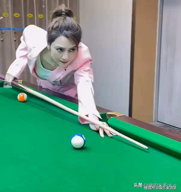 洪欣現身撞球廳打球,52歲生倆娃還有A4腰,一身粉衣十分亮眼