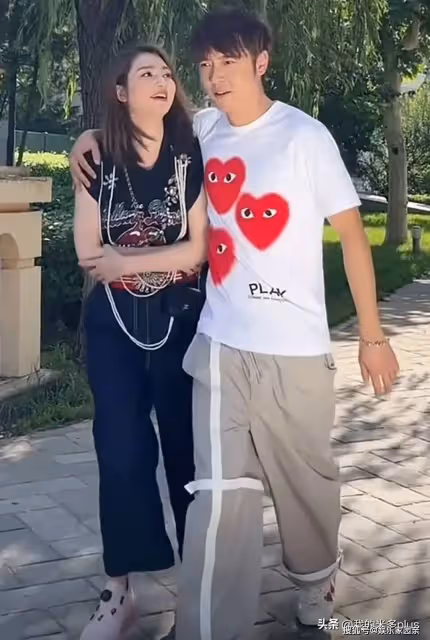 洪欣現身撞球廳打球,52歲生倆娃還有A4腰,一身粉衣十分亮眼