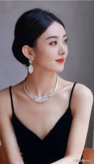 趙麗穎，芙蓉如面柳如眉，對此如何不淚垂