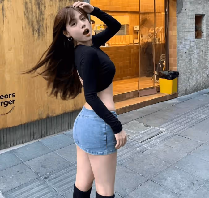 梨型身材美,短款漏背衫加分!完美秀出背部曲線,自信時尚!