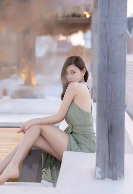 綠色弔帶連衣裙,讓你成為全場焦點,秒變御姐女神!
