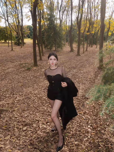 御姐風潮來襲,黑絲網襪與高跟鞋的致命誘惑