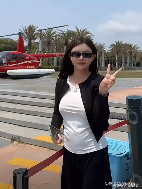 韓安冉坐直升飛機看海景,孕4個月胖一圈,脖子贅肉明顯像140斤
