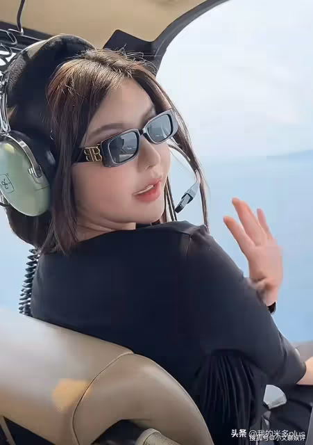韓安冉坐直升飛機看海景,孕4個月胖一圈,脖子贅肉明顯像140斤