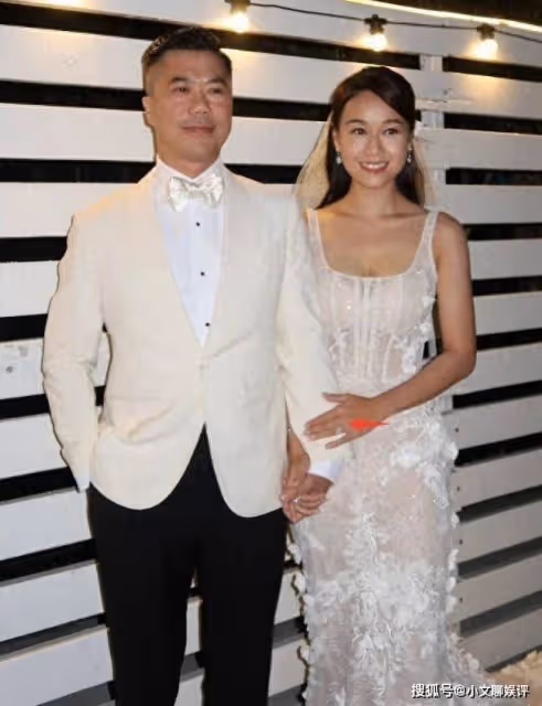 黃心穎結婚半年家庭聚會,老公和百億姐夫搭肩合影像兄弟