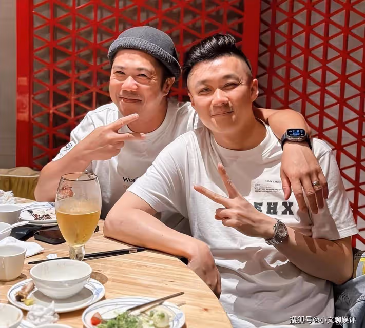 黃心穎結婚半年家庭聚會,老公和百億姐夫搭肩合影像兄弟