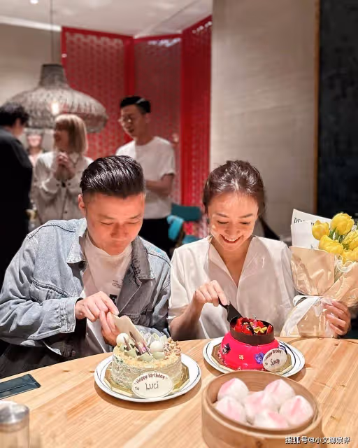 黃心穎結婚半年家庭聚會,老公和百億姐夫搭肩合影像兄弟