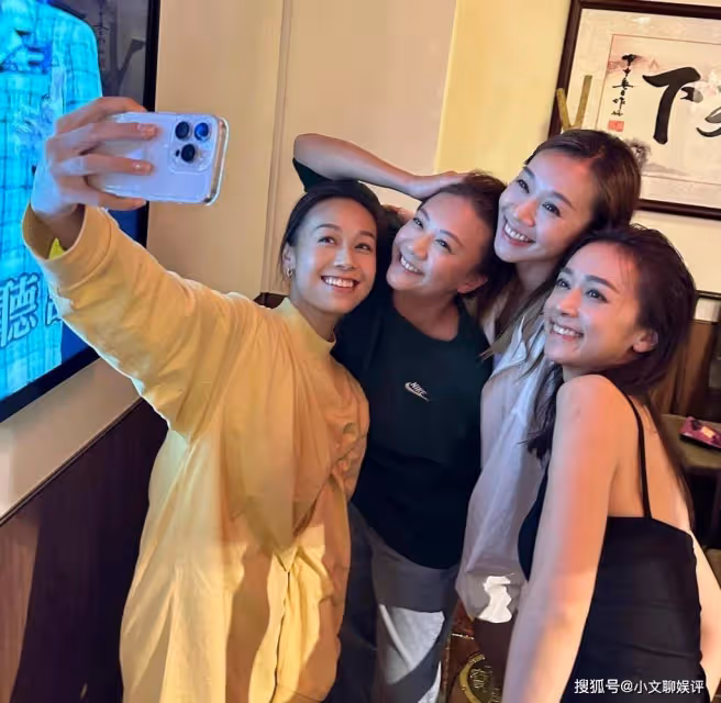 黃心穎結婚半年家庭聚會,老公和百億姐夫搭肩合影像兄弟