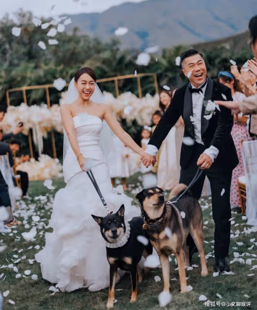 黃心穎結婚半年家庭聚會,老公和百億姐夫搭肩合影像兄弟