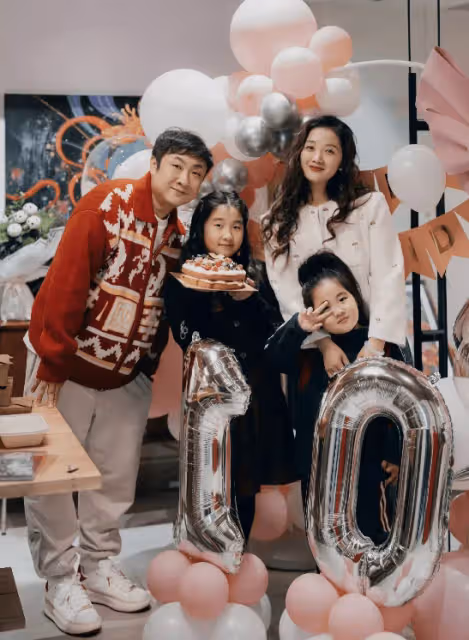 喬杉罕曬全家福，為大女兒慶10歲生日，兩個女兒一個像爸一個像媽