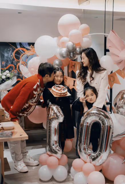 喬杉罕曬全家福，為大女兒慶10歲生日，兩個女兒一個像爸一個像媽