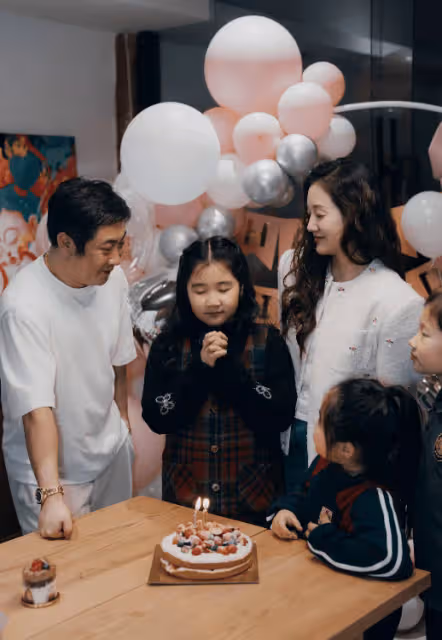喬杉罕曬全家福，為大女兒慶10歲生日，兩個女兒一個像爸一個像媽