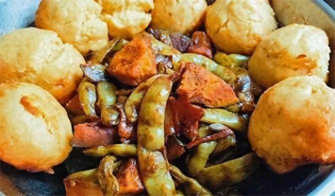 一碗玉米面,2斤豆角,簡單一做,飯菜一鍋出,營養美味又省時
