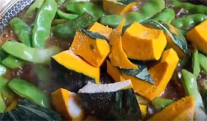 一碗玉米面,2斤豆角,簡單一做,飯菜一鍋出,營養美味又省時