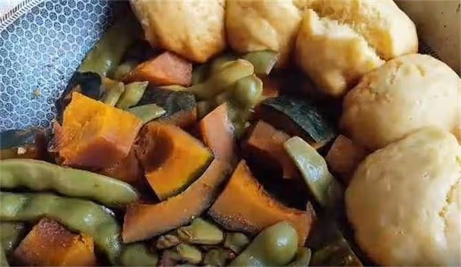 一碗玉米面,2斤豆角,簡單一做,飯菜一鍋出,營養美味又省時