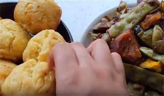 一碗玉米面,2斤豆角,簡單一做,飯菜一鍋出,營養美味又省時