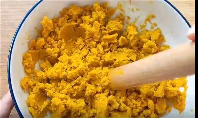 半個南瓜,一碗麵粉,攪一攪不揉面,個個鬆軟綿香,減肥就吃它