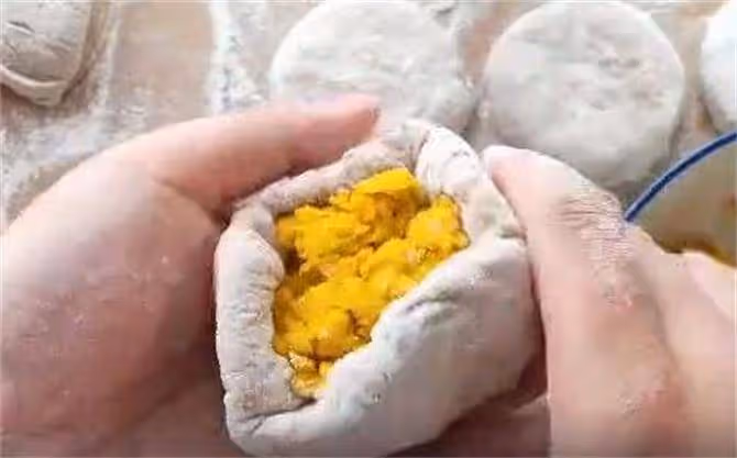 半個南瓜,一碗麵粉,攪一攪不揉面,個個鬆軟綿香,減肥就吃它