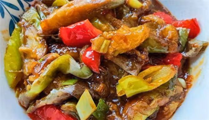 不用油炸,也能做出好吃燒茄子,關鍵就在腌制這一步,真的超下飯