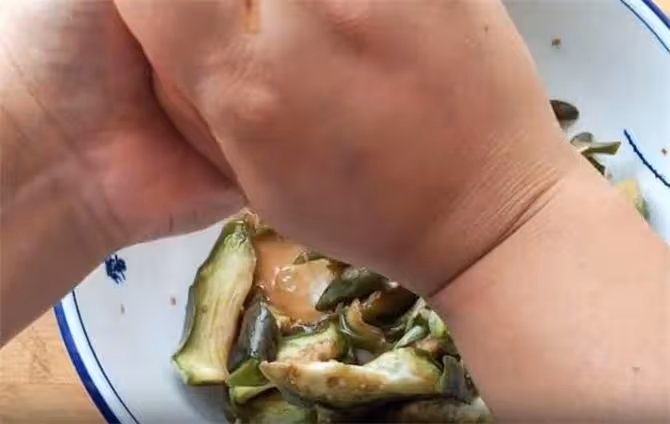 不用油炸,也能做出好吃燒茄子,關鍵就在腌制這一步,真的超下飯