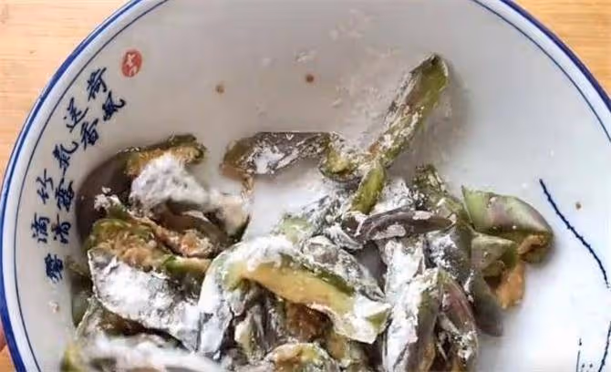 不用油炸,也能做出好吃燒茄子,關鍵就在腌制這一步,真的超下飯