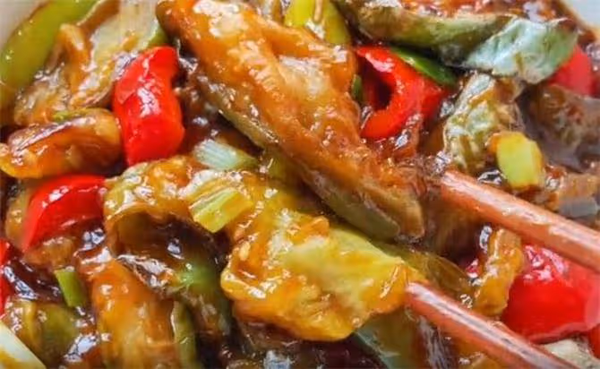 不用油炸,也能做出好吃燒茄子,關鍵就在腌制這一步,真的超下飯