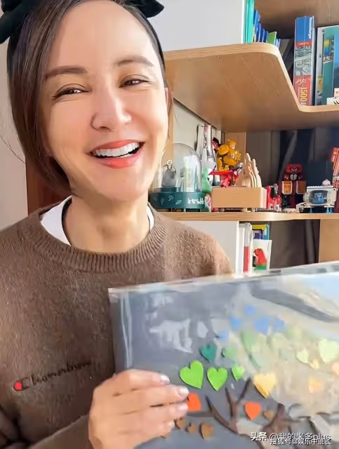 袁弘與老婆恩愛合影,張歆藝素顏出鏡瘦成錐子臉,下巴變尖不敢認