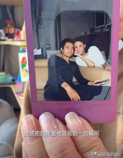袁弘與老婆恩愛合影,張歆藝素顏出鏡瘦成錐子臉,下巴變尖不敢認
