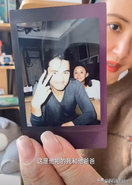 袁弘與老婆恩愛合影,張歆藝素顏出鏡瘦成錐子臉,下巴變尖不敢認