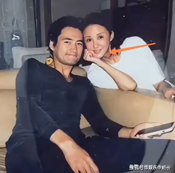 袁弘與老婆恩愛合影,張歆藝素顏出鏡瘦成錐子臉,下巴變尖不敢認