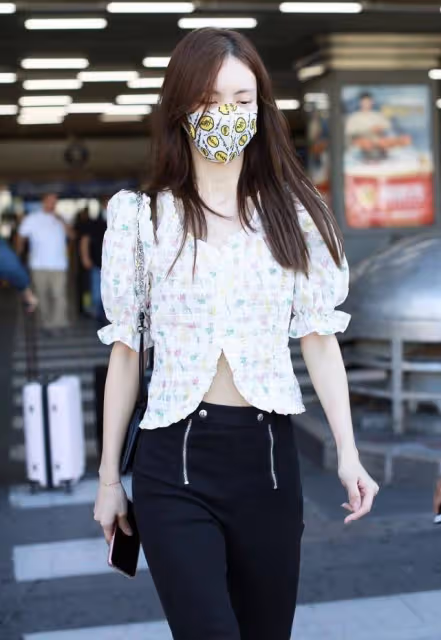 金晨不化妝素顏出鏡,長相依舊有魅力,露出小蠻腰盡顯窈窕身姿