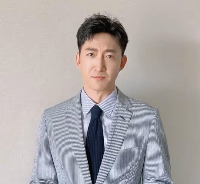 年紀越大嘴越小，難怪網友懷疑姚晨、劉亦菲做了縮唇手術！