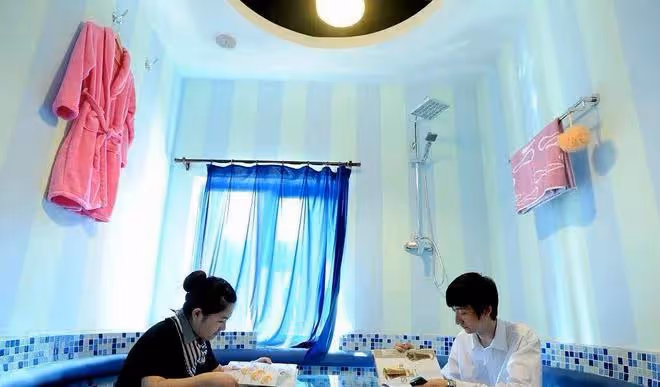大齡剩女和男生相親，霸氣互懟，為何2人約會變成10人團建？