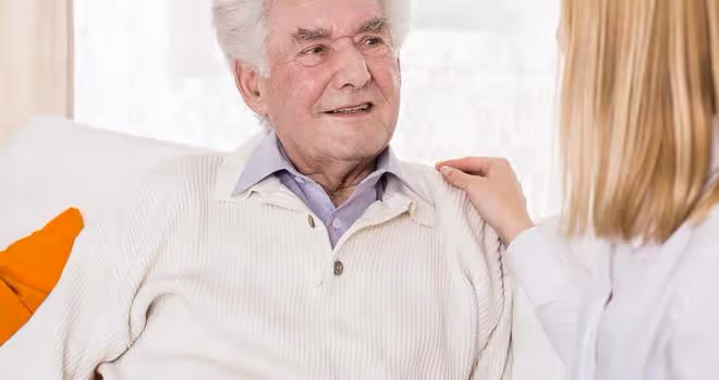 75歲大爺怒斥47歲女保姆不正經,大爺:我是正經人,請你自重
