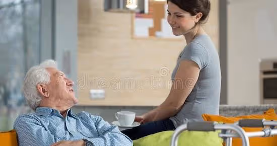 75歲大爺怒斥47歲女保姆不正經，大爺：我是正經人，請你自重