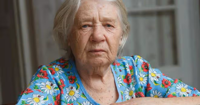 60歲大爺含淚哭訴:家有長壽老人,差點毀了我的家