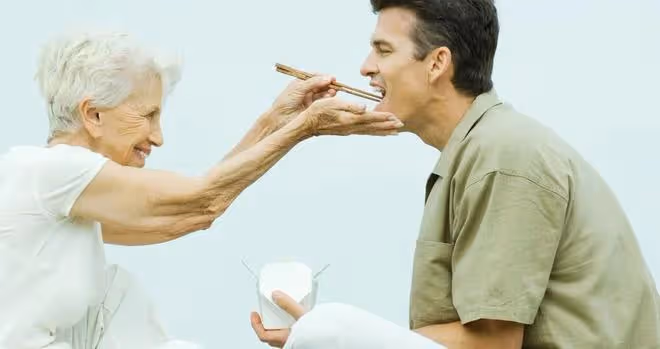 49歲男人:給84歲老太太做住家保姆,可高工資背後有著心酸和無奈