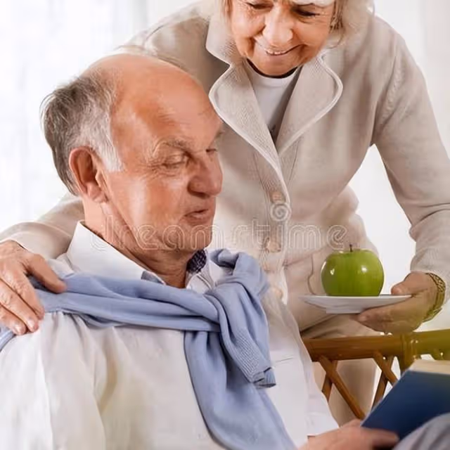 44歲女人:給78歲老太做住家保姆,月薪8800,可我還是選擇辭職