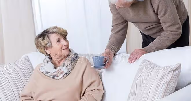 44歲女人:給78歲老太做住家保姆,月薪8800,可我還是選擇辭職