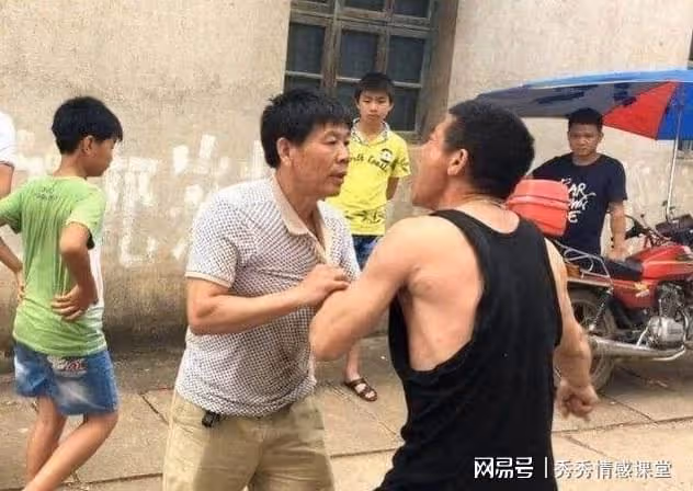 父親入土為安後我轉身要走,大嫂拿出兩本存摺,看完後我作出決定