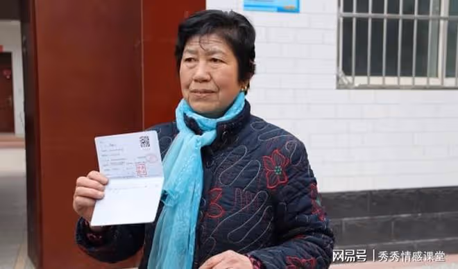 父親入土為安後我轉身要走,大嫂拿出兩本存摺,看完後我作出決定