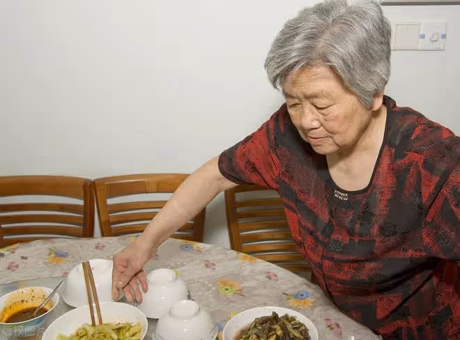 去了一趟姑媽家後發現：老思想丟不掉的老人，註定會是子女的累贅
