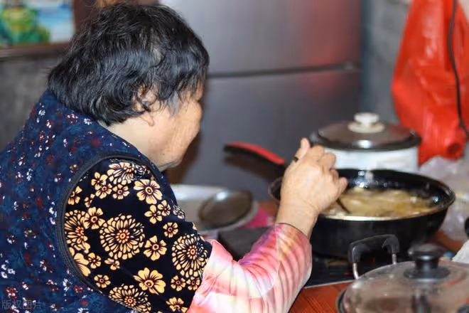 去了一趟姑媽家後發現：老思想丟不掉的老人，註定會是子女的累贅