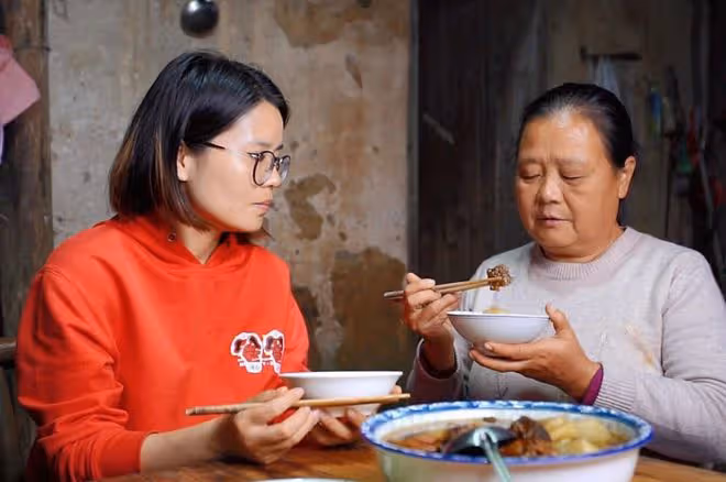 岳父母離婚，大舅哥不管岳母，我一個女婿卻把岳母接回自己家養老