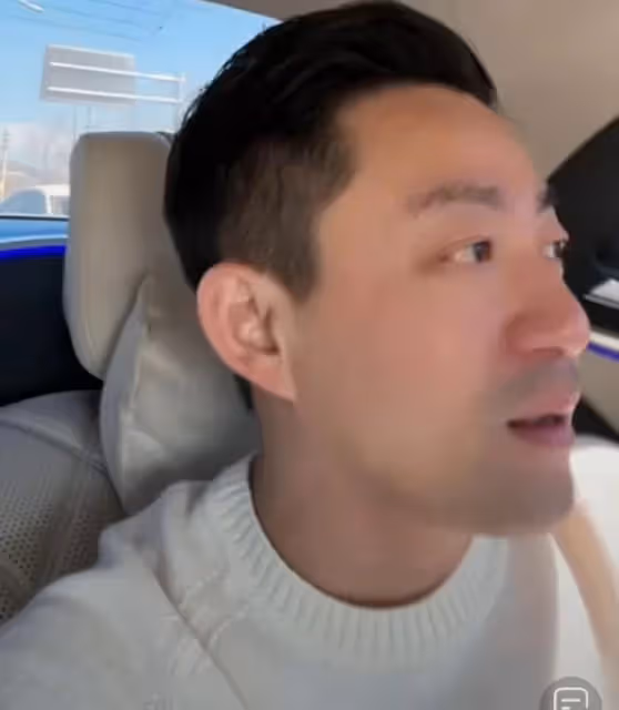 汪小菲求婚成功後首露面，帶未婚妻出門溜達，面容憔悴眼底發紅