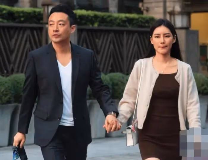 汪小菲求婚成功後首露面，帶未婚妻出門溜達，面容憔悴眼底發紅
