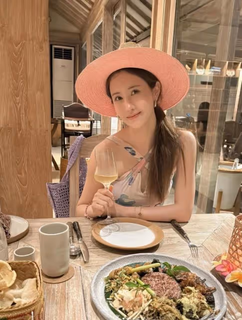 韓國知名女星曬近照，修圖痕跡明顯，韓網友發現，連酒杯都彎了