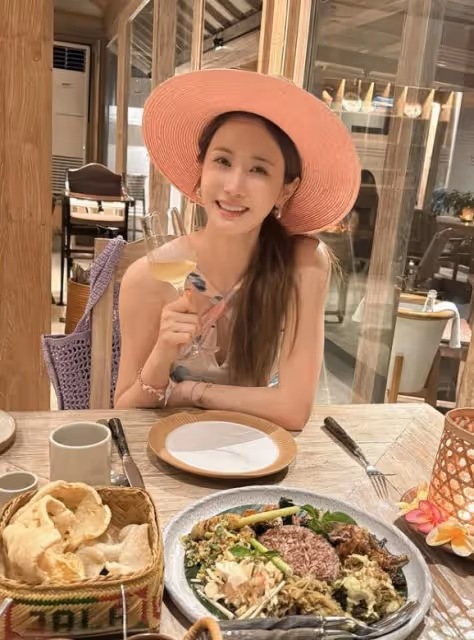 韓國知名女星曬近照，修圖痕跡明顯，韓網友發現，連酒杯都彎了