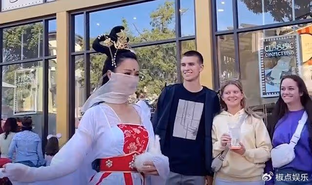 太驚艷了！四川女孩國外街頭扮演嫦娥爆紅，圍觀老外對她行跪拜禮
